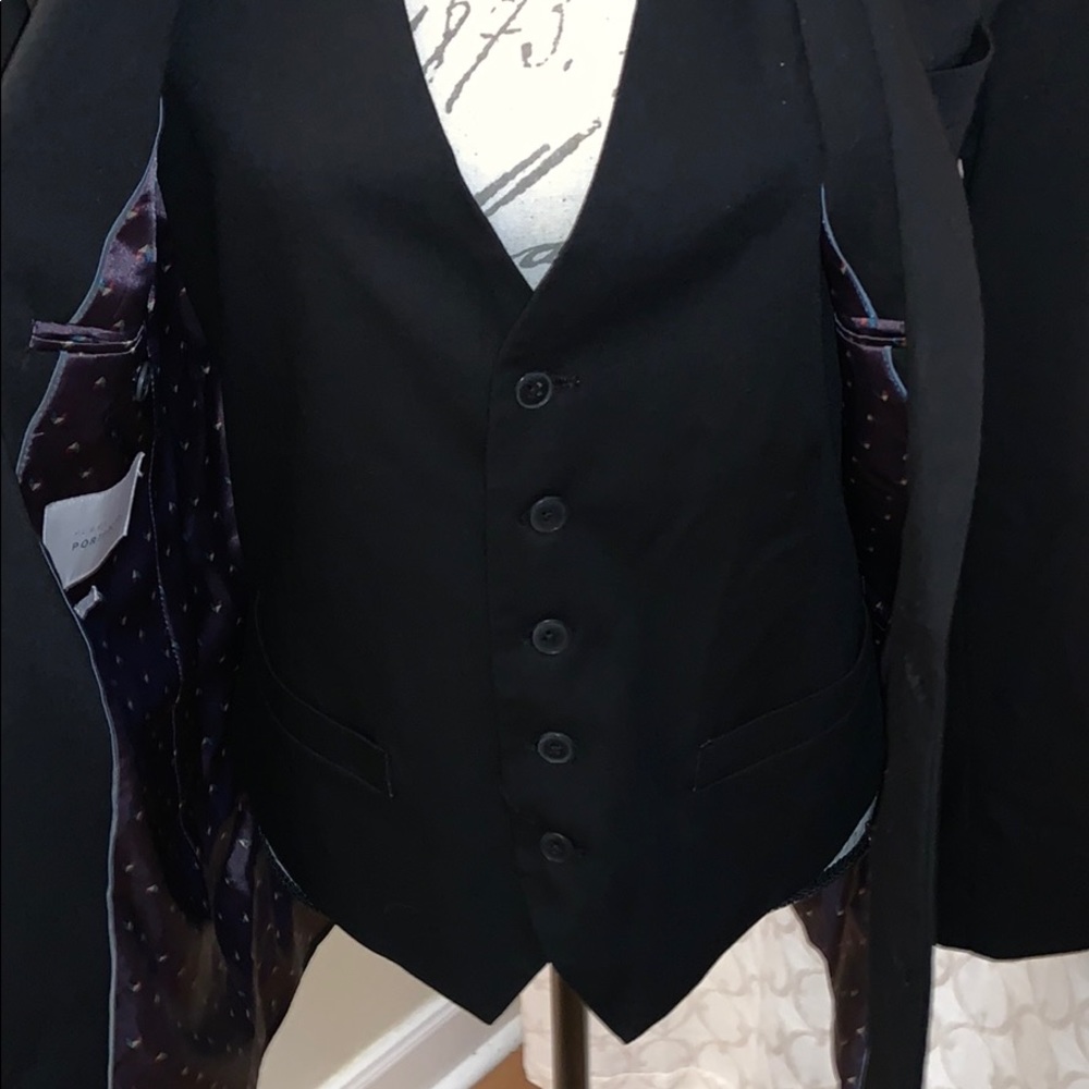Perry Ellis men’s suit jack with with vest.